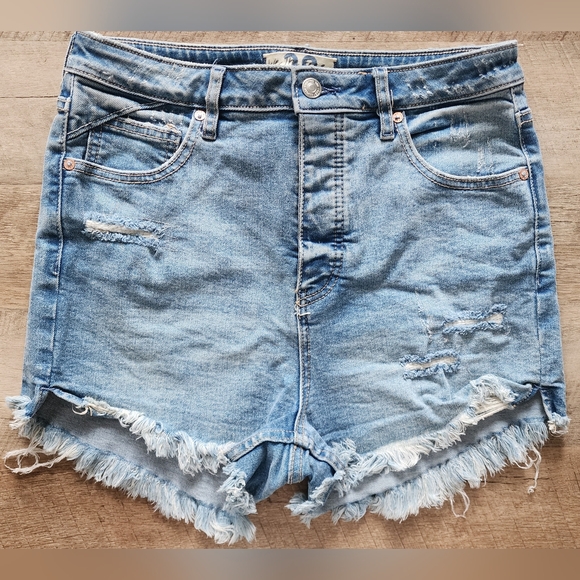 ✨️LAST CHANCE✨️ We the Free Curvy Distressed Shorts Size 29 - Picture 1 of 6